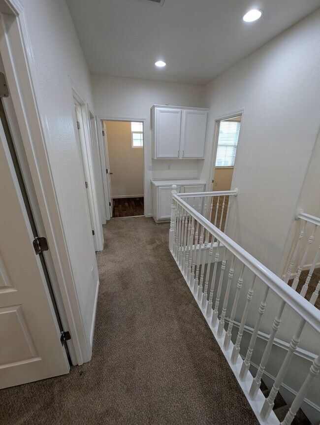 Building Photo - Well-Appointed Fairfield 4/2.5 Home with Excellent Location + Price