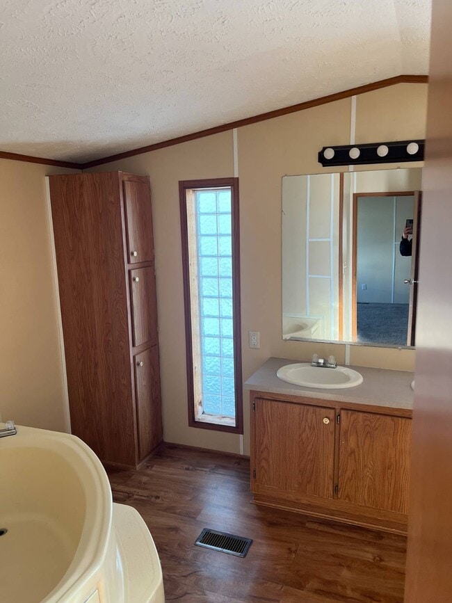 Building Photo - 200 E Zora St