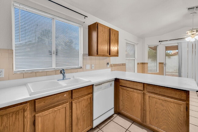 Building Photo - "Charming 3-Bed Oasis with 2 Full Baths in Las Vegas – 1,289 Sq Ft of Comfort!"