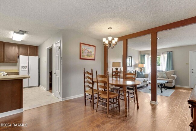 Building Photo - 303 Plaza Village Dr