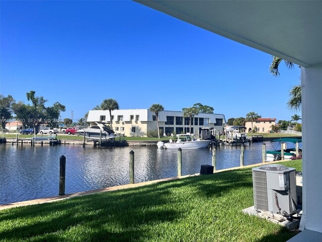 Building Photo - 708 Victoria Dr