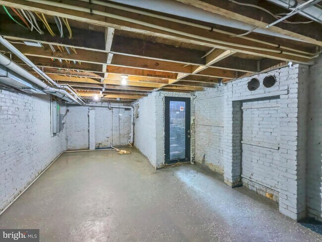 Building Photo - 555 Presstman St