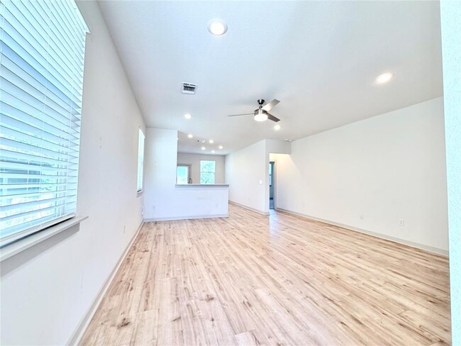 Building Photo - 2000 Daleside Ln