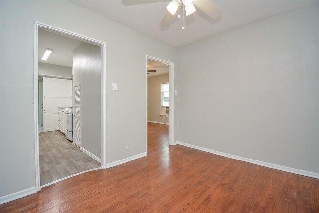 Building Photo - 2718 Wroxton Rd