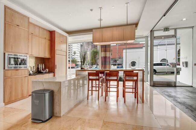 Building Photo - 1168 S Barrington Ave