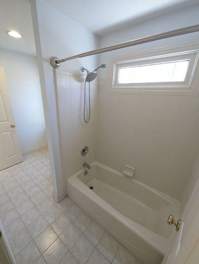 Building Photo - 325 Yorkshire Dr
