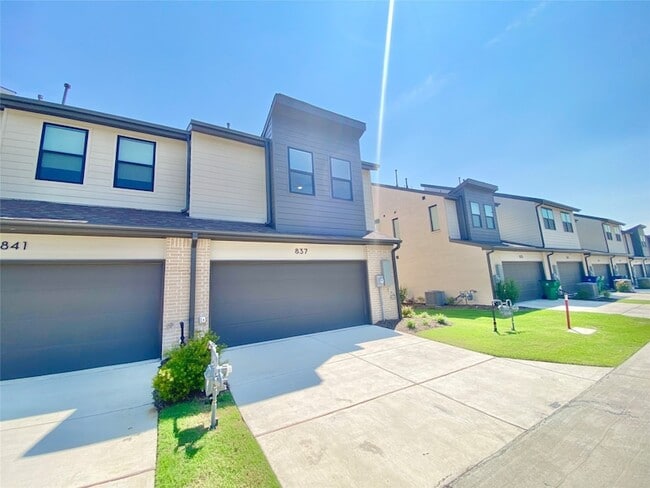 Building Photo - 837 Emerling Dr