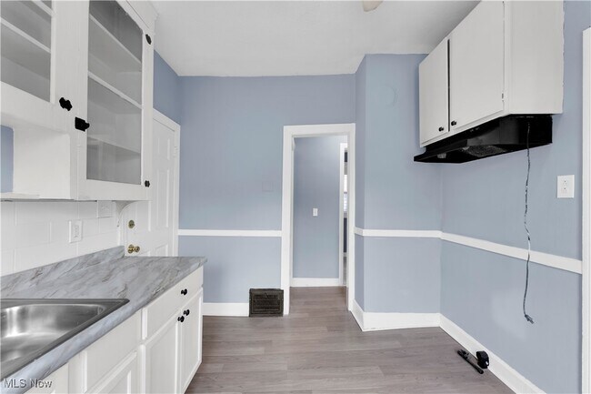 Building Photo - 2206 Kenneth Ave