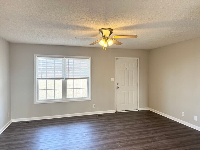 Building Photo - Beautiful Home close to Ft Campbell and Shopping!