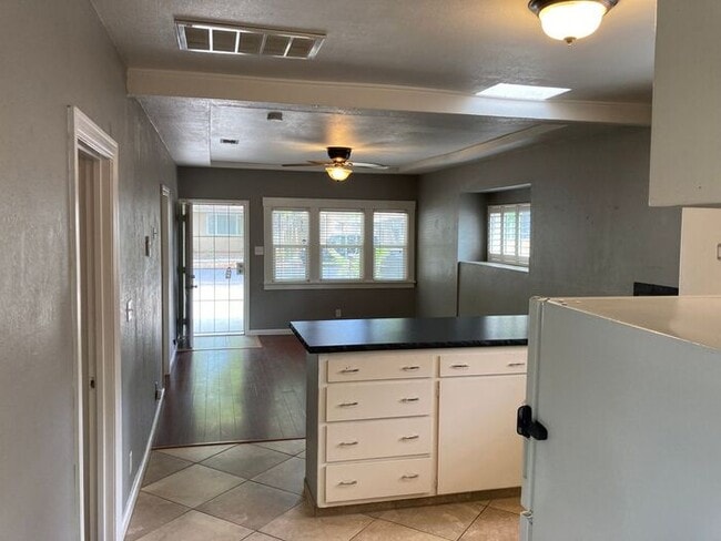 Building Photo - Adorable 2 Bedroom 1 Bath Cozy Modesto Home