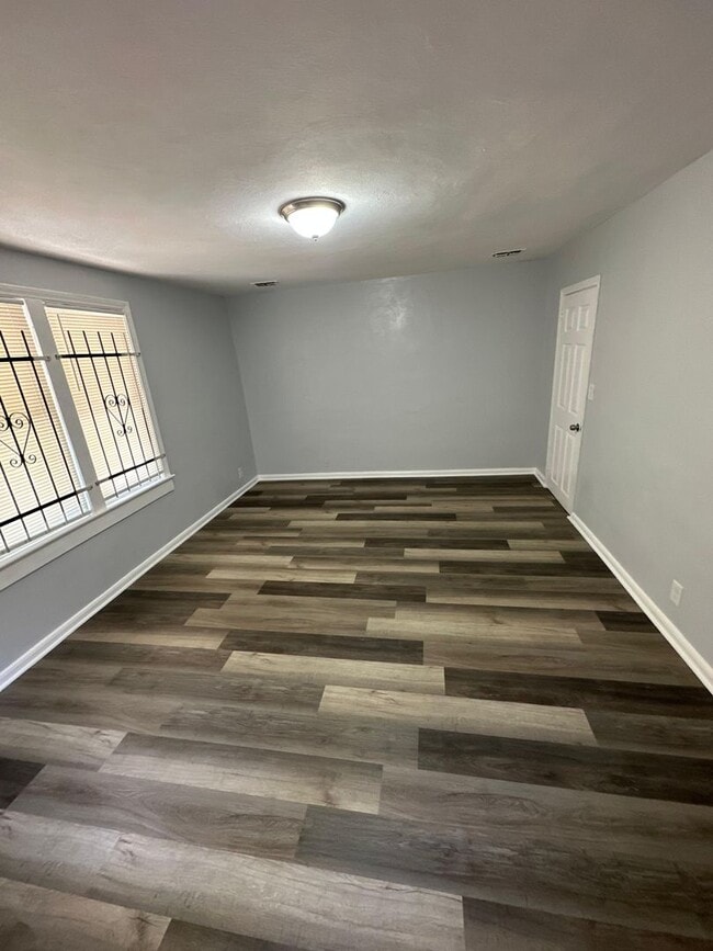 Building Photo - Fully renovated 2/1 single family residenc...