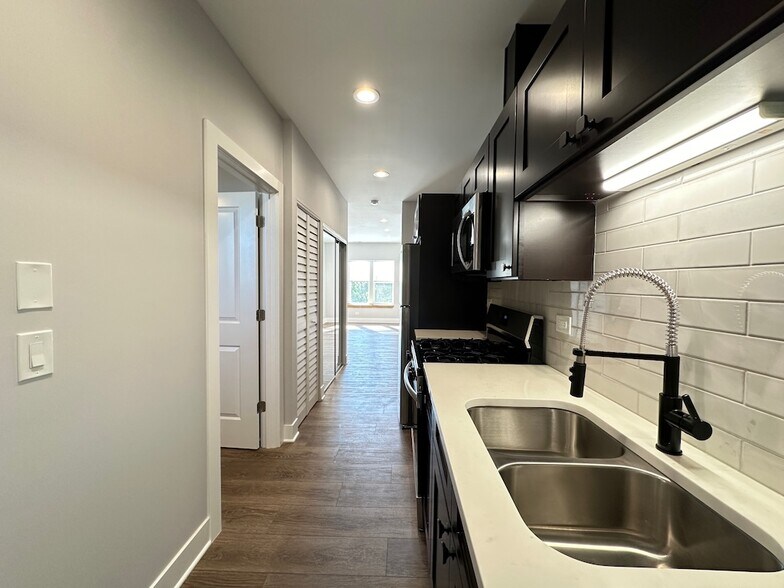 Building Photo - 3358 W Montrose Ave