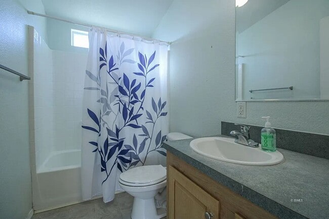 Building Photo - 935 W Sullivan Ave