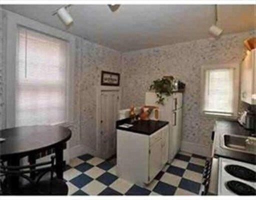 Building Photo - 19 Temple St