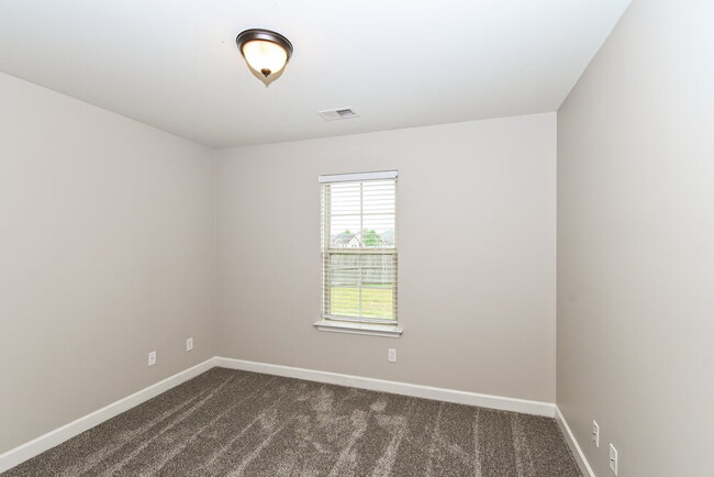 Building Photo - 2581 Woodcutter Dr