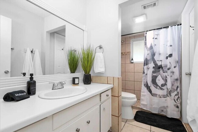 Building Photo - 6509 Sunstrip Dr