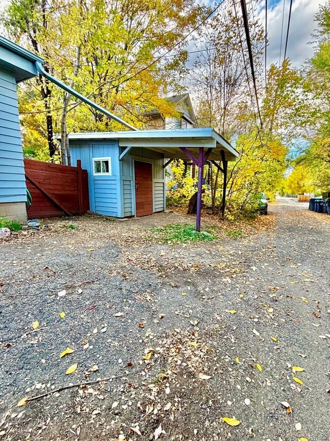 Building Photo - Stylish & Serene – One-Bedroom Golden Hous...