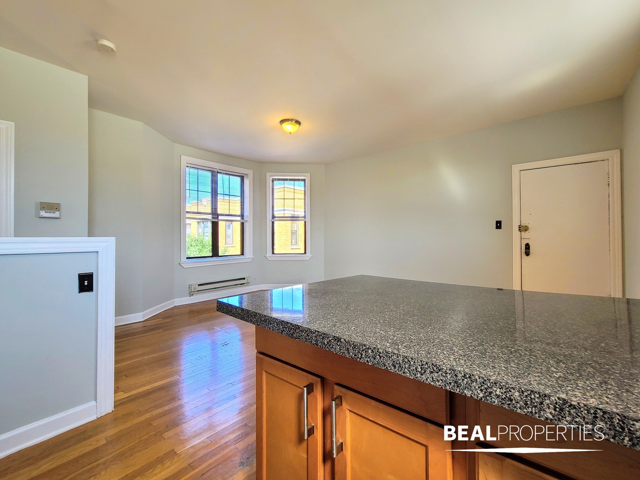 Building Photo - 723 W Barry Ave