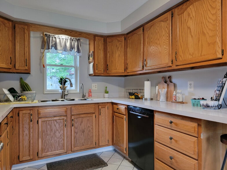 Building Photo - 557 Pitney Rd