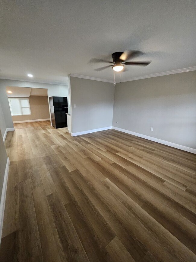 Building Photo - FOR RENT!!! SIMPLY STUNNING  3 BEDROOM 2 B...