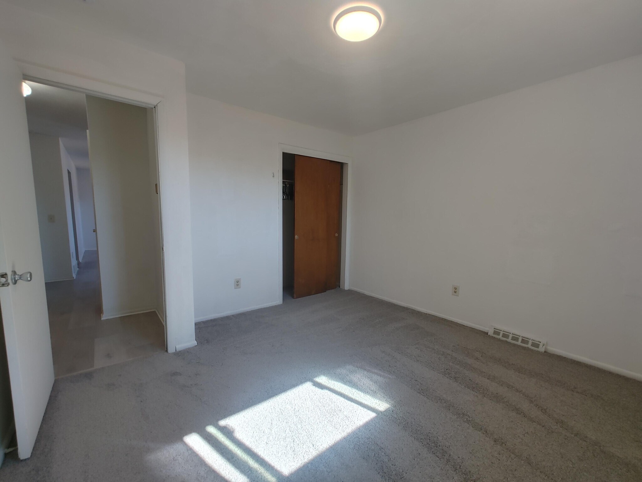 Building Photo - 8869 Circle Dr