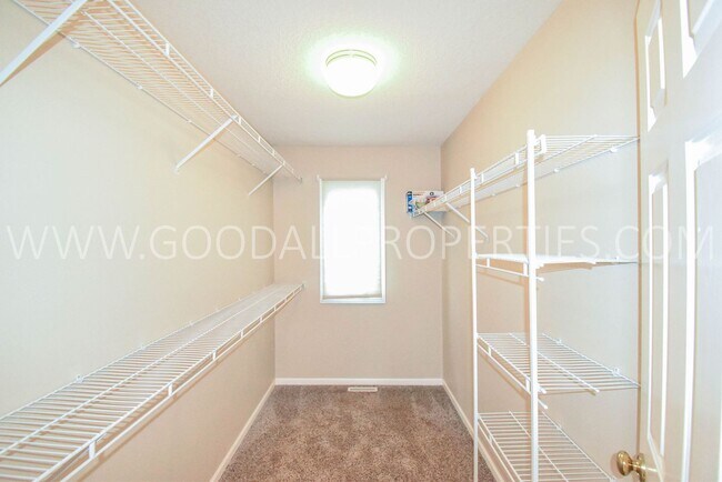 Building Photo - 4 Bedroom 2.5 Bathroom home in Urbandale
