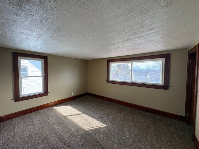 Building Photo - Two bedroom one bathroom home for rent