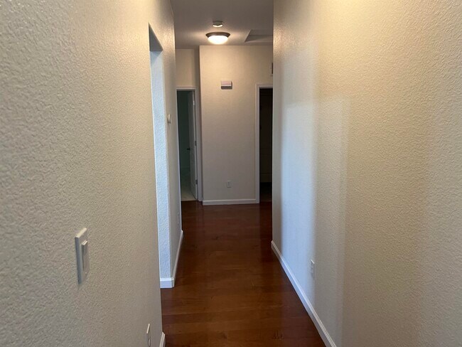 Building Photo - 1112 Park W Dr