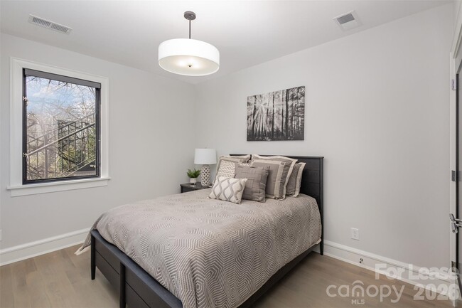 Building Photo - 616 Queens Rd