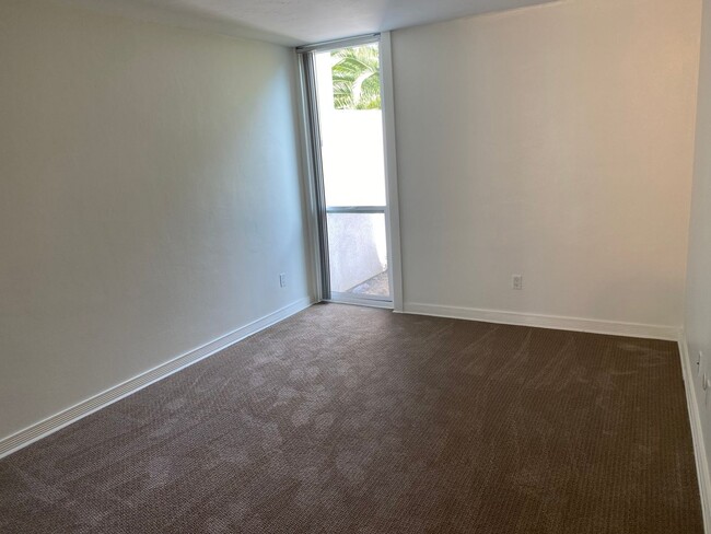 Building Photo - Condo with Private Patio and 2 Parking Spots