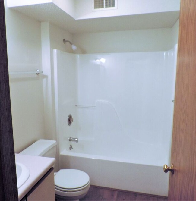 Building Photo - $1095 | 2 Bedroom, 1 Bathroom Condo | Pet ...