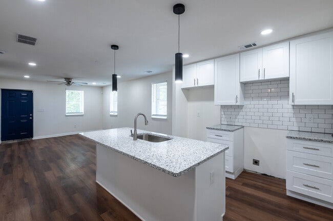 Building Photo - 450 Paines Ave NW