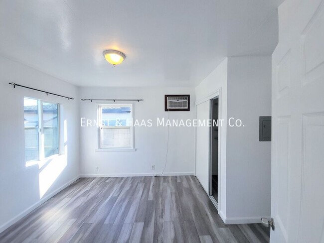 Building Photo - 2125 W Columbia St