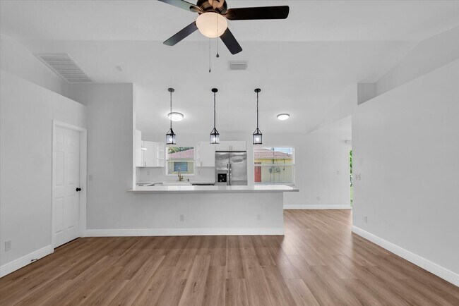 Building Photo - 1611 3rd Ave W