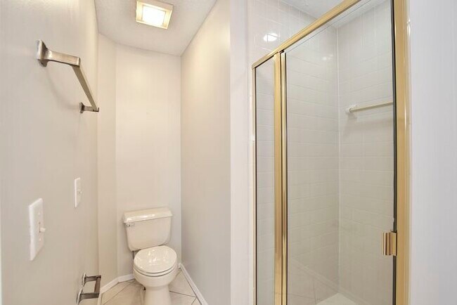 Building Photo - Spacious 4/3 Home with a Fenced Backyard and a 2 Car Garage in Hollowbrook - Winter Springs!