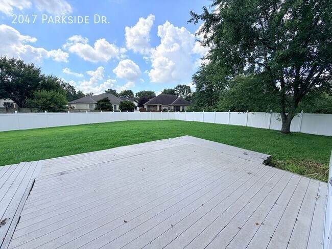 Building Photo - 2047 Parkside Dr