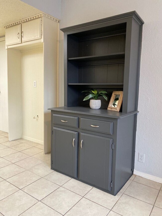 Building Photo - 2805 Summerfield Dr