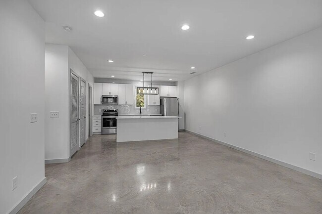 Building Photo - Great condo in East Nashville off Gallatin...