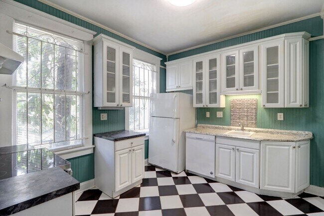Building Photo - Large Historic Three (of four) Bedroom Apartment