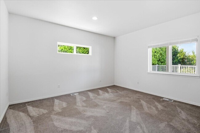 Building Photo - 5Bd/4Ba Marysville Home