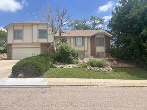 Building Photo - Spacious 3 Bedroom House on the West Side with Mountain Views