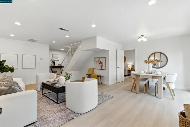 Building Photo - 208 Siskiyou Ct