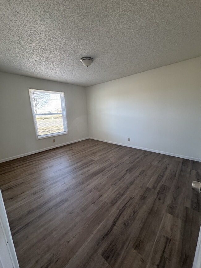Building Photo - "Cozy 2-Bed Oasis in Wichita - Spacious 850 Sq. Ft. Living!"