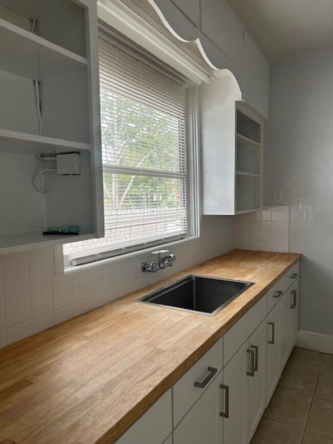 Building Photo - Well maintained 3/2 centrally located and available now!