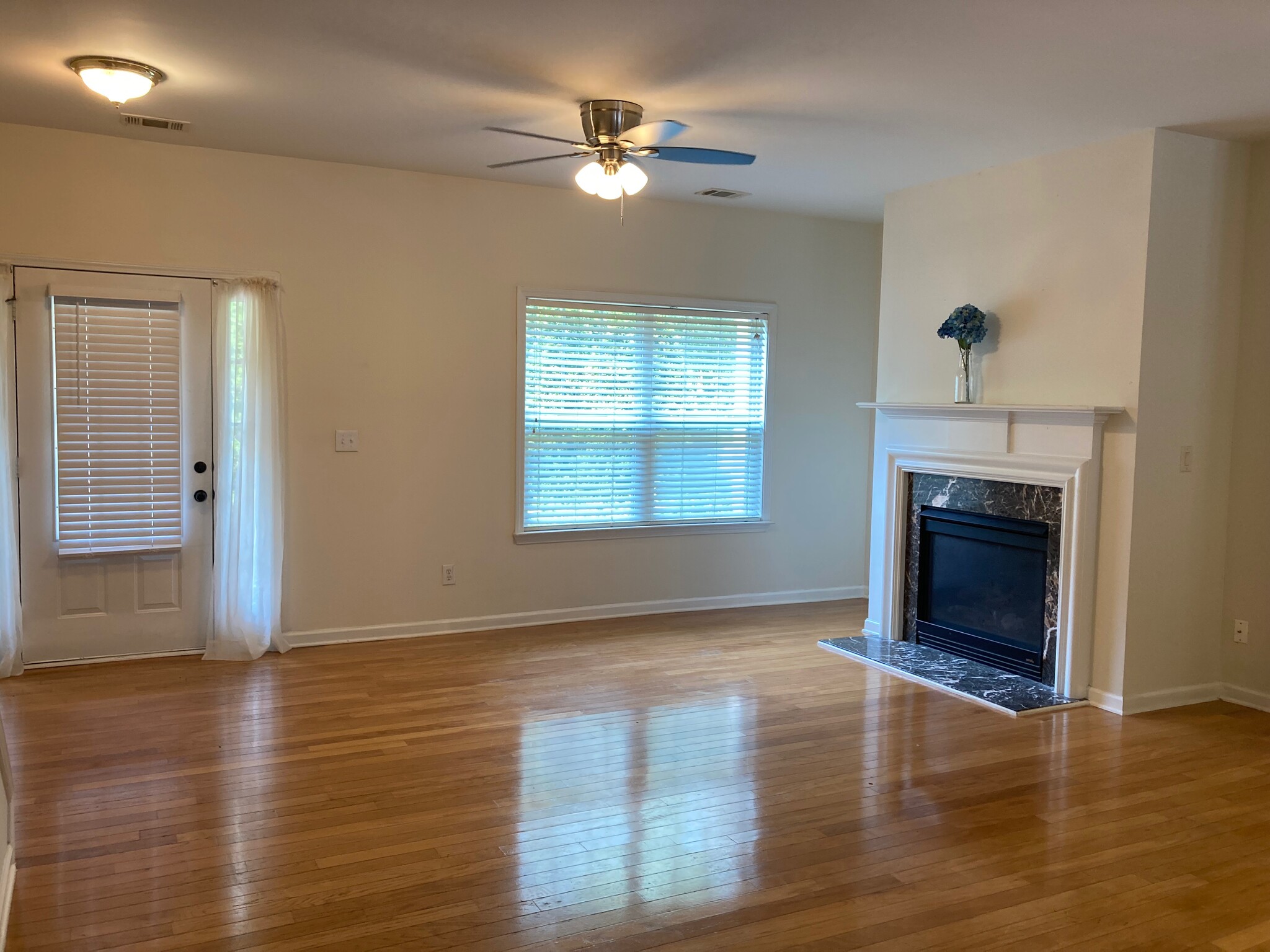 Large open/living room, hardwood floors great natural light - 1684 Northgate Mill Dr