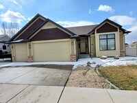 Building Photo - Beautiful 4 bedroom pet friendly house on ...