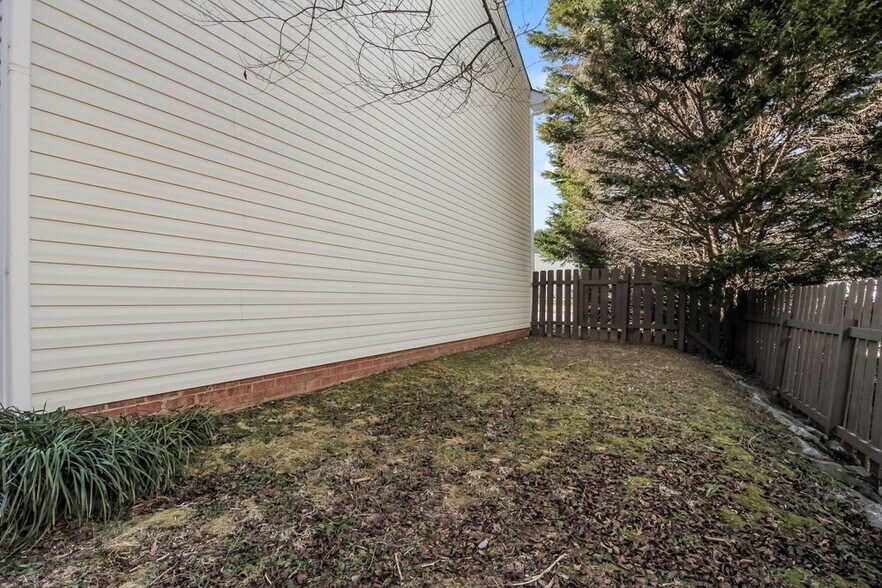 Building Photo - 520 River View Dr