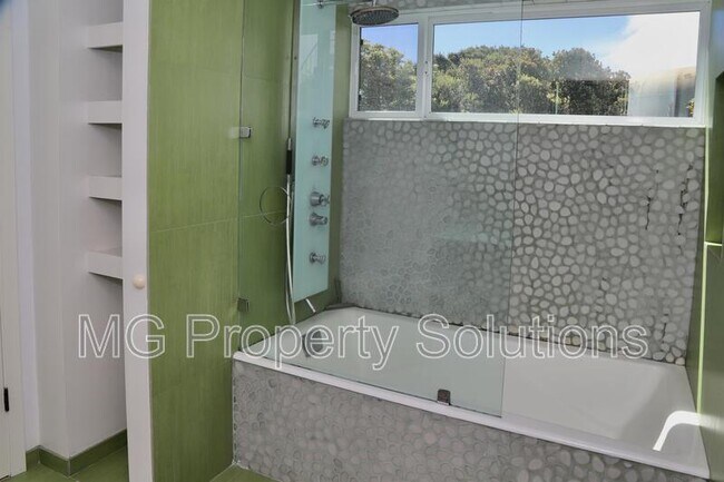 Building Photo - 974 Vernal Ave