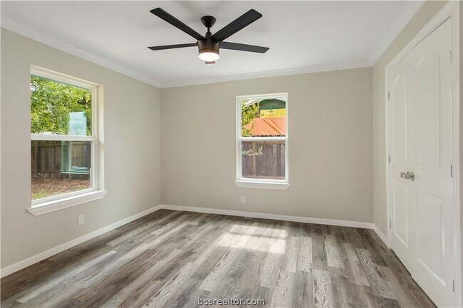 Building Photo - 904 Westview Cir