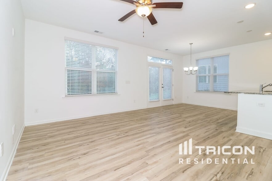 Building Photo - 2025 Rosemary Park Ln